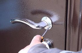 Замена дверной ручки металлической двери в Саранске