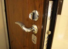 Замена входной двери в квартире в Саранске