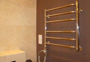 Установка электрического полотенцесушителя в ванной в Саранске